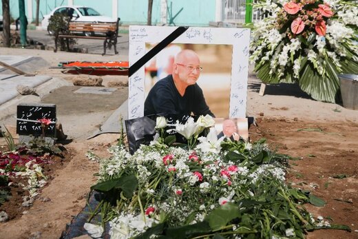 پیکر فرانسوا حسین، بدون حضور همکاران تلویزیونی او، به خاک سپرده شد