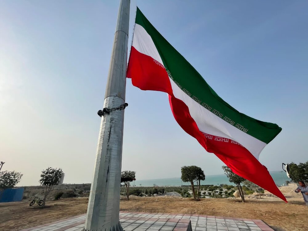 اهتزاز بلندترین پرچم ملی استان هرمزگان در قشم