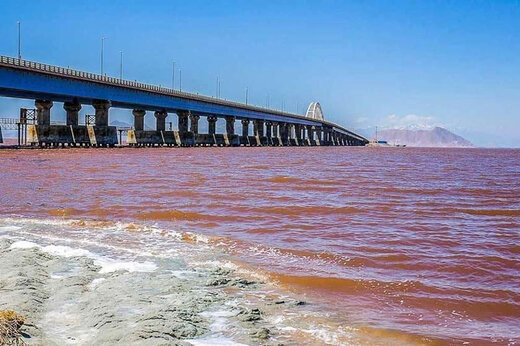 دریاچه ارومیه نسبت به سال گذشته ۱۰۰۰ کیلومترمربع کوچکتر شده است