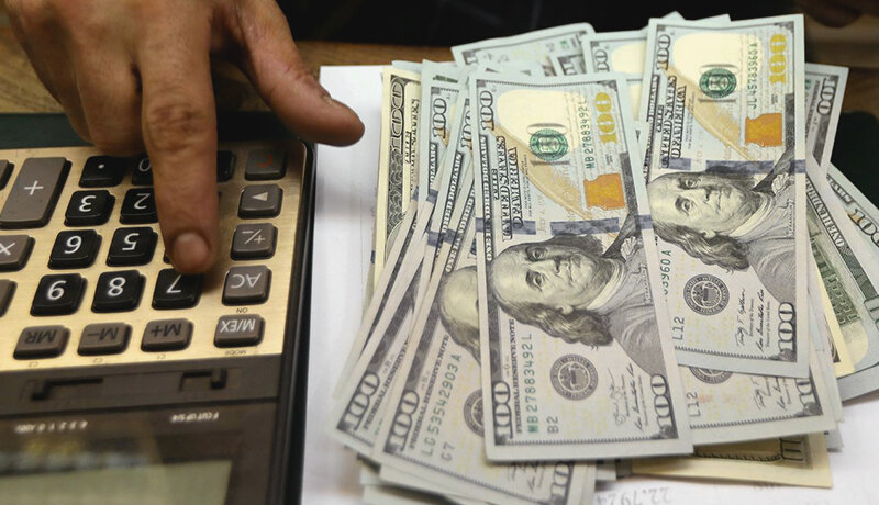 تشنج در بازار ارز ایران/ ترفند بازارساز برای قیمت دلار