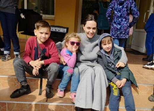آنجلینا جولی در کنار کودکان جنگ زده اوکراین/ عکس 