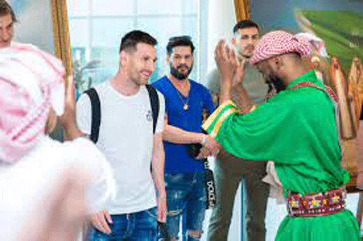 ببینید | گشت و گذار مسی در خیابان‌های شهر جده عربستان