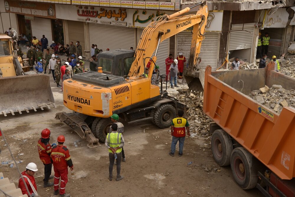 تصاویر | گزارش اختصاصی recive از آواربرداری ساختمان متروپل در آبادان
