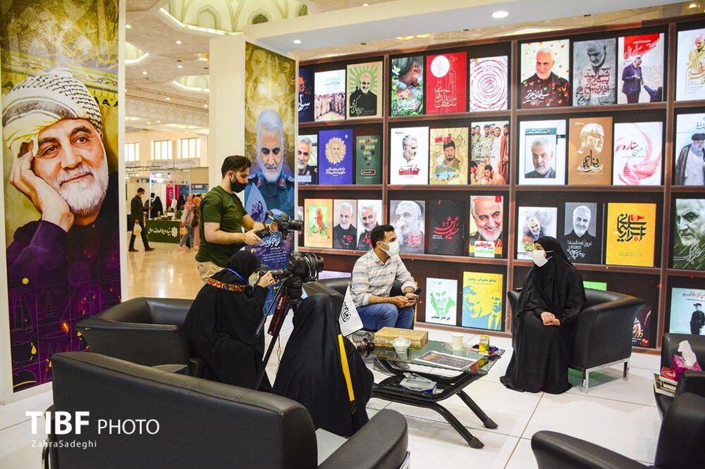 تصاویری از بازدید زینب سلیمانی از نمایشگاه کتاب تهران