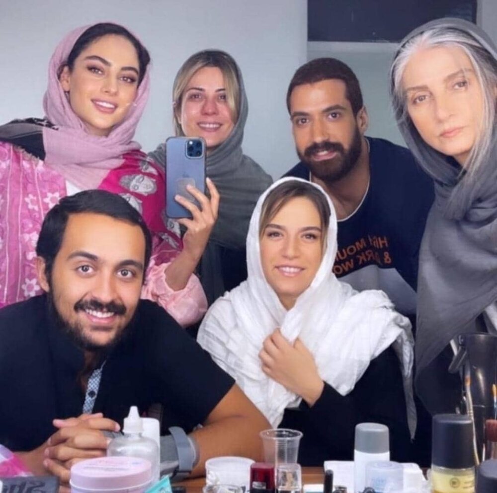 سارا بهرامی، ستاره پسیانی و ترلان پروانه در اتاق گریمِ «علفزار»/ عکس