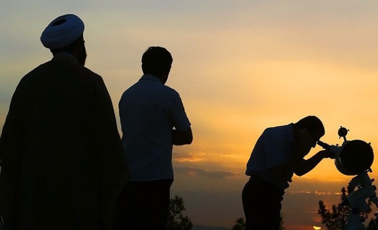 ستاد استهلال دفتر مقام معظم رهبری: دوشنبه عید نیست و ۳۰ ماه رمضان است