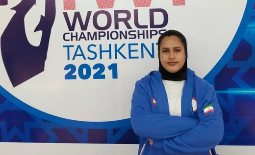 وزنه نقره‌ای جهان بالای سر دختر وزنه بردار ایران