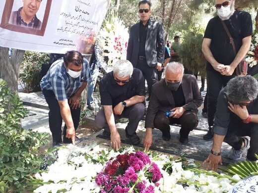 محمد رسول‌اف و محمدحسین لطیفی در مراسم خاکسپاری یک دوست قدیمی/ عکس
