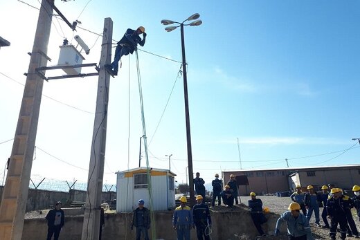 کسب دو رتبه ارزشمند گروه عملیاتی شرکت توزیع برق استان سمنان در منطقه شرق کشور