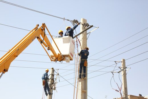 توسعه و بهسازی ۶۴ کیلومتر شبکه توزیع برق در شهرستان مهدیشهر