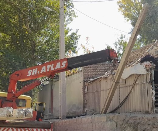 مقاوم سازی و تعویض پایههای فرسوده خطوط برق رسانی در شهرستان سرخه