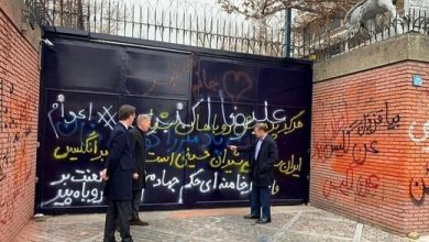 زیان‌های هنگفت «دیپلماسی عمومی معکوس» به منافع ملی/  آنها «جام جهانی»  برگزار می‌کنند ، اینها روی دیوار سفارت‌ها، «شعارنویسی» می‌کنند