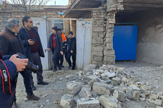 ببینید | استیضاح جالب مسئول بنیاد مسکن در صحنه حادثه توسط یک شهروندی در فیرورق