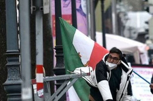 ببینید | تلاش‌های خبرنگار ایران‌ اینترنشنال برای پرجمعیت نشان دادن تجمع ضدانقلاب