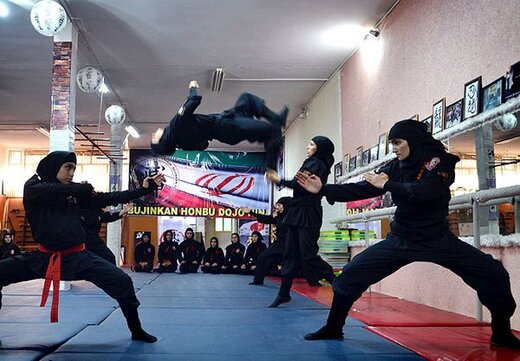 ببینید | حرکات نمایشی رزمی زنان یگان‌های ویژه فراجا در مدرسه دخترانه