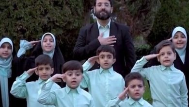 ببینید |‌ کلیپ پر بازدید از خواندن سرود سلام فرمانده توسط دختران دهه نودی