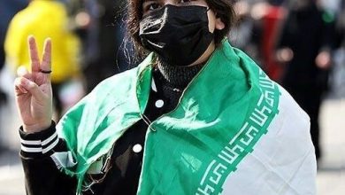 «تذکر حجاب» به دختر کم‌حجاب در راهپیمایی ۲۲ بهمن / عکس