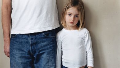 چگونه با کودک خجالتی رفتار کنیم؟/ راهکارهای فوق‌العاده برای مواجهه با کم‌رویی کودکان