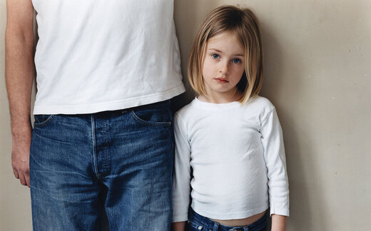 چگونه با کودک خجالتی رفتار کنیم؟/ راهکارهای فوق‌العاده برای مواجهه با کم‌رویی کودکان