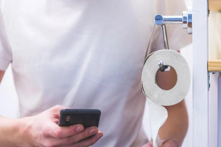 استفاده از گوشی در سرویس بهداشتی خطرناک است!