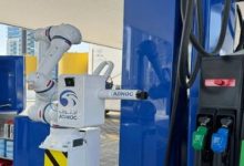 ببینید| در پمپ‌های بنزین امارات نیازی نیست پیاده شوید، ربات‌ها خودشان بنزین می‌زنند!