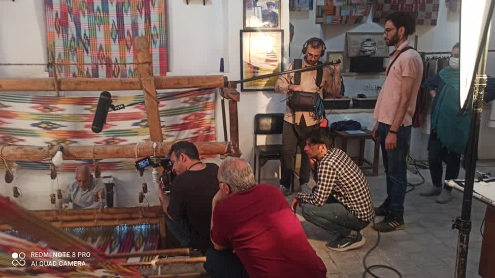 برخی تهیه کنندگان هم زمان چند سریال، تله فیلم و سینمایی تولید می کنند و از طرفی تعداد زیادی از همکاران باید خانه نشین باشند