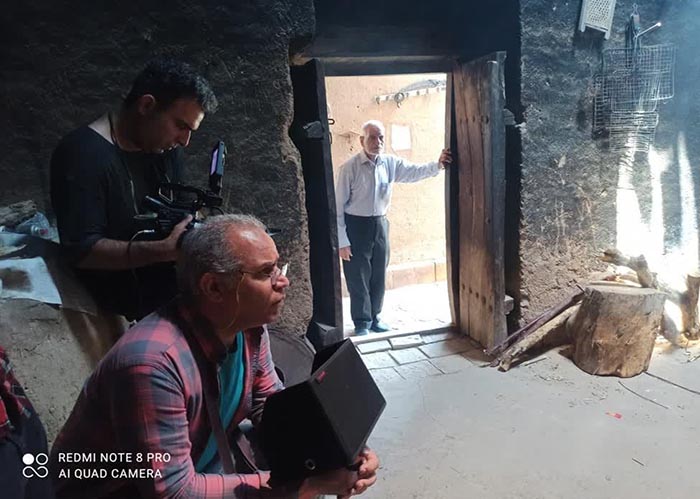 برخی تهیه کنندگان هم زمان چند سریال، تله فیلم و سینمایی تولید می کنند و از طرفی تعداد زیادی از همکاران باید خانه نشین باشند