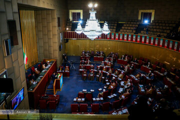 سکههای طلا در خانهها انبار شده و هیچ مشکلی از جامعه را رفع نمیکند