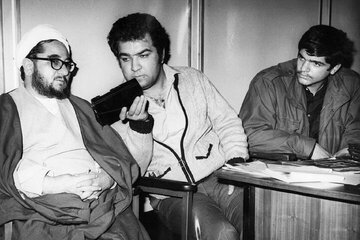 صادق خلخالی در فروردین ۵۸: زمانی میخواستیم جنازهی منحوس پهلوی را آتش بزنیم/ اعدام هویدا یک عمل انقلابی بود