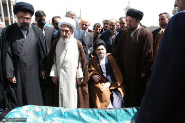 عکسی از مادر سیدحسن خمینی در مراسم تشییع پیکر عروس ارشد امام /دختر امام هم آمد