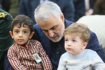 ماجرای علاقه زیاد سردار سلیمانی به نوه اش، عسل /زینب گفت ببین یه ذره بچه داره من رو تهدید میکنه!