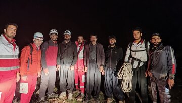 نیروهای امدادی هلال احمر شهرستان‌ فارسان ناجی افراد گرفتار در ارتفاعات سالداران