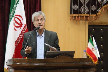 به مزخرفاتی که میگویند چرا در دیوان حافظ نام ایران نیست، بها ندهید/ قسمتان میدهم هر روز برای کودک خود دو بیت از «بوستان» بخوانید