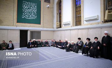 تصویری از دختر امام (ره) در مراسم بزرگداشت رئیسی و همراهانش با حضور رهبری