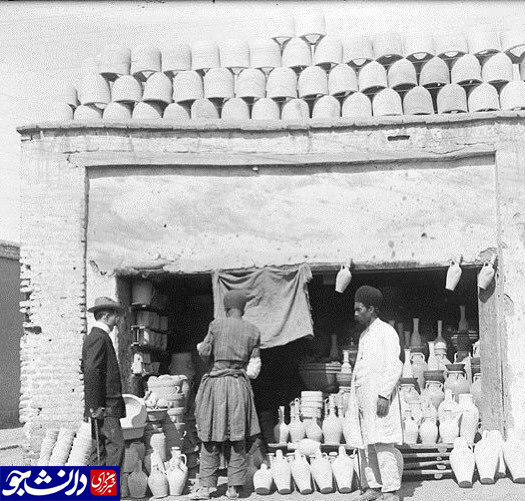 تهران قدیم| تصویری از یک مغازه‌ و تیپ مشتریانش در یک قرن پیش
