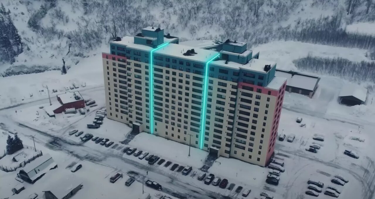 شهری عجیب که تمام شهروندان آن در یک ساختمان زندگی میکنند/ عکس