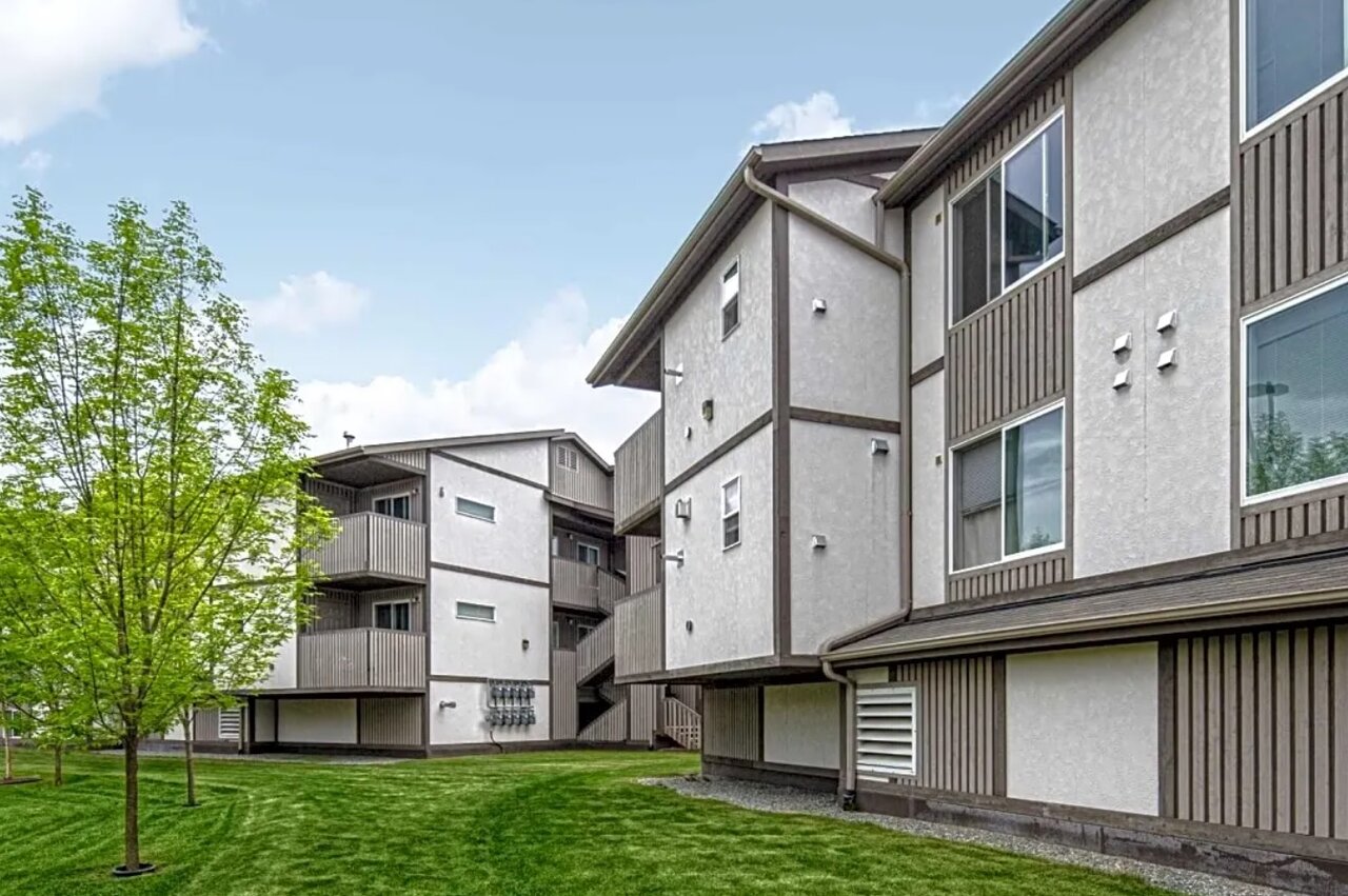 شهری عجیب که تمام شهروندان آن در یک ساختمان زندگی میکنند/ عکس