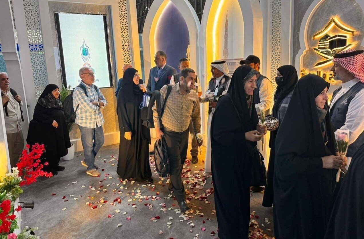 نخستین گروه زائران ایرانی حج تمتع در فرودگاه مدینه/ عکس