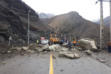 پلیس راه هشدار داد؛ خطر سقوط سنگ در جاده‌های کوهستانی این استان