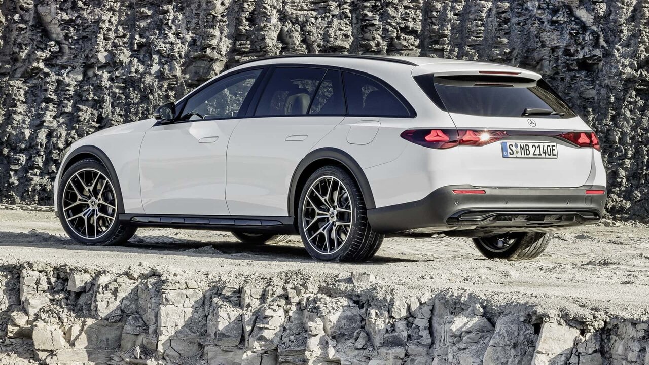 مرسدس بنز استیشن کلاس E، همهفنحریف و ارزانتر از سانتافه /عکس