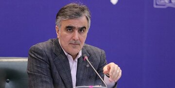 انتقاد تند یک اقتصاددان به ادعاهای رئیس بانک مرکزی: اقتصاد کشور را قفل کزده اید؛ تراز تجاری به شدت منفی شده،پول ملی هم سقوط کرده