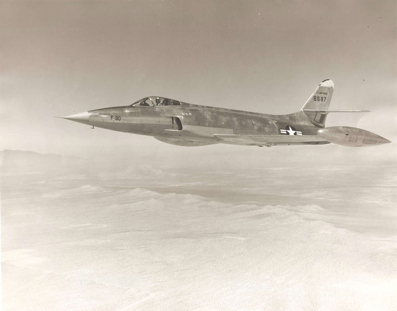 جتی که انفجار هستهای از پا در نیاوردش!/ عکس