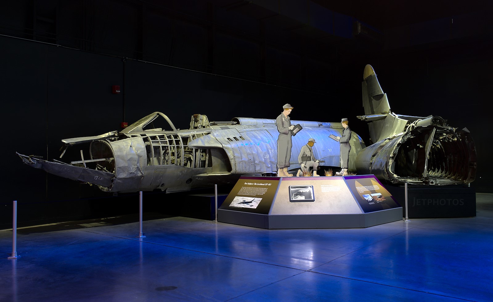 جتی که انفجار هستهای از پا در نیاوردش!/ عکس