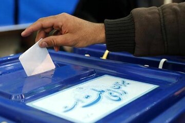 عکس جالب از ژست پسر مسعود پزشکیان همراه با همسر و دو فرزندش در پای صندوق رأی
