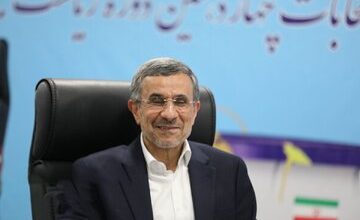 عکسی از احمدی نژاد هنگام نشان دادن علامت پرتکرار و محبوبش