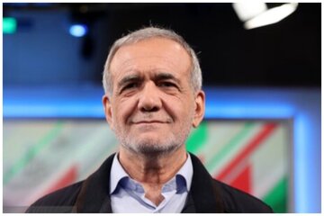 عکسی از مسعود پزشکیان در مراسم چهلم شهید رئیسی /قاضی زاده هاشمی هم آمد