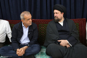 عکسی از کاندیدای اصلاح طلبان در آغوش سیدحسن خمینی /نبیره امام هم بود