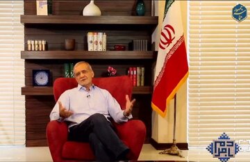 پزشکیان: اکثر بازی های تراکتور را با نوهام محمدحسین به استادیوم می رویم /باهم بحث می کنیم، نقدم می کند اما هیچوقت دعوا نمی کنیم