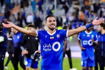 عکس| رسمی: ستاره استقلال دو فصل دیگر تمدید کرد