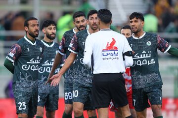 عکس | صحنه جنجالی ذوبآهن – پرسپولیس؛ پنالتی بود؟
